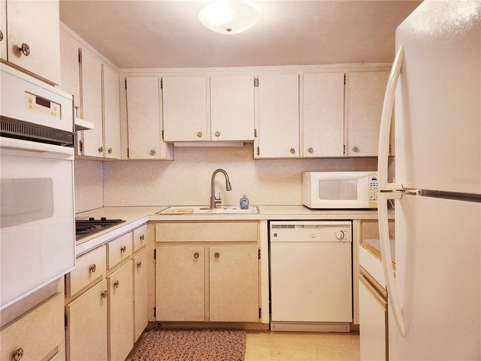 For Rent: $1,275 (1 beds, 1 baths, 800 Square Feet)