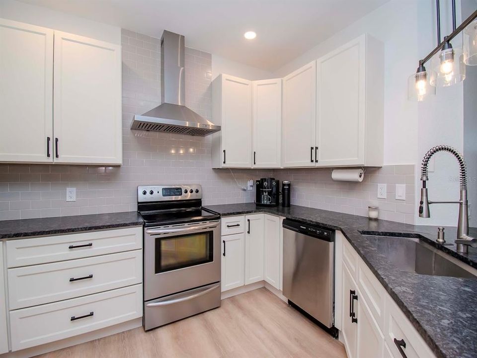 For Sale: $469,900 (1 beds, 1 baths, 1023 Square Feet)