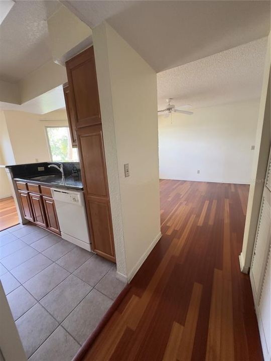 For Rent: $1,300 (1 beds, 1 baths, 673 Square Feet)