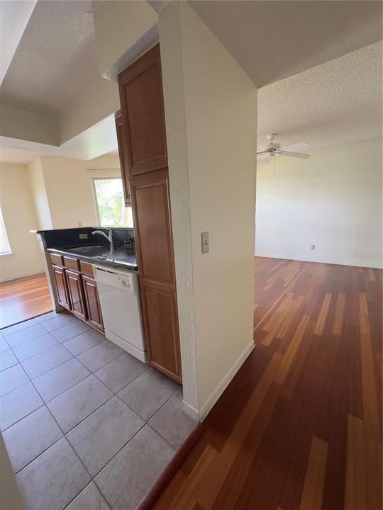 For Rent: $1,300 (1 beds, 1 baths, 673 Square Feet)