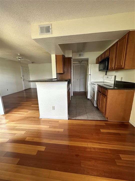 For Rent: $1,300 (1 beds, 1 baths, 673 Square Feet)