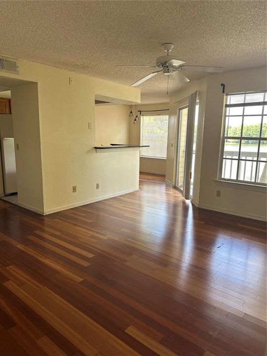 For Rent: $1,300 (1 beds, 1 baths, 673 Square Feet)