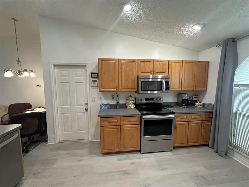 Active With Contract: $439,000 (3 beds, 2 baths, 1607 Square Feet)