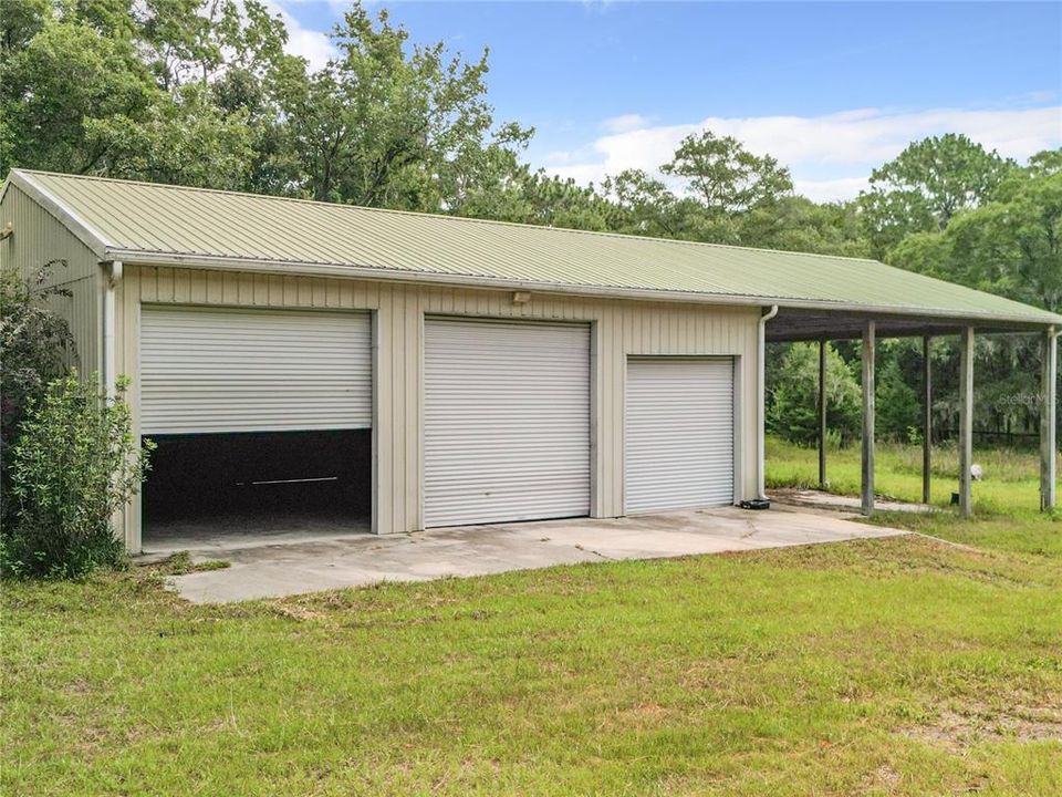 Huge workshop with 4 roll up doors with plumbing and electric