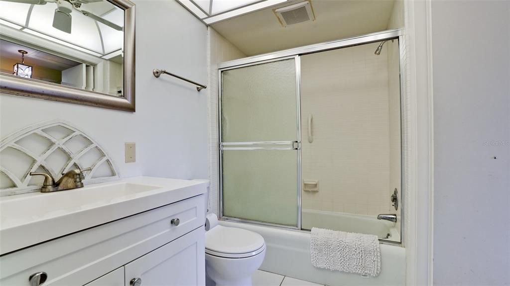 WHITE & BRIGHT BATHROOM