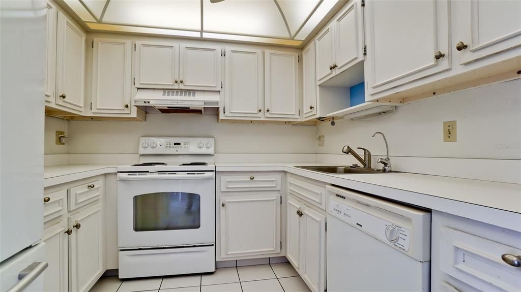 For Sale: $495,000 (1 beds, 1 baths, 936 Square Feet)