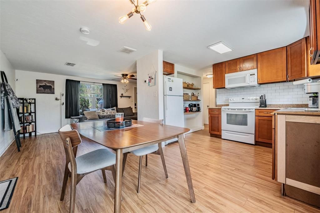 For Sale: $234,900 (2 beds, 1 baths, 816 Square Feet)