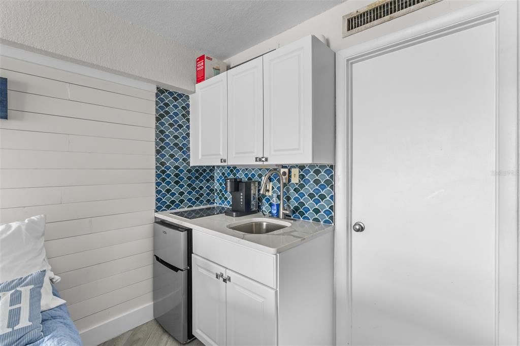 For Sale: $82,000 (1 beds, 1 baths, 278 Square Feet)