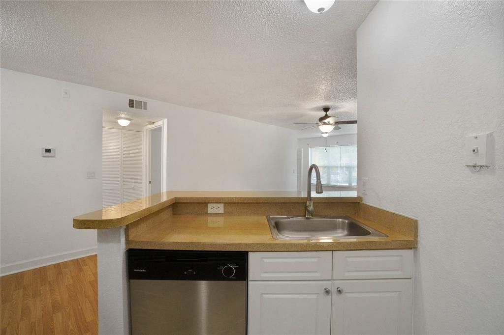 Active With Contract: $150,000 (1 beds, 1 baths, 735 Square Feet)