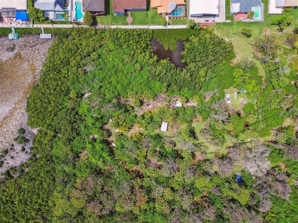 На продажу: $850,000 (10.12 acres)