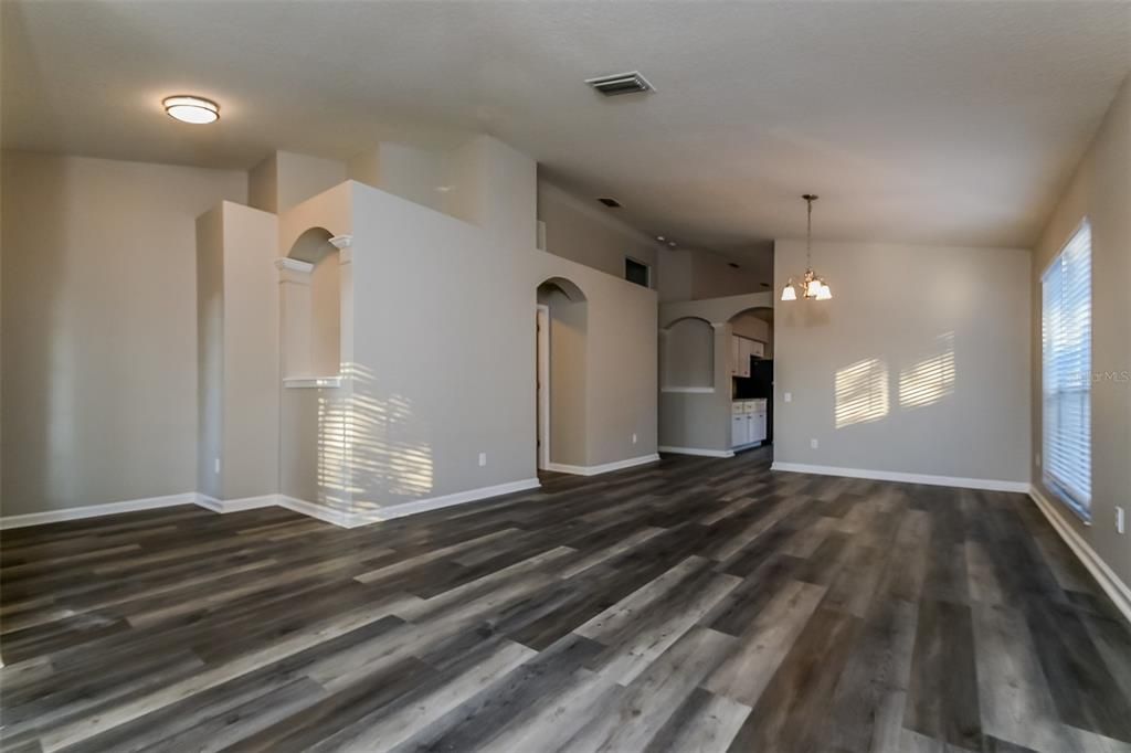 For Rent: $2,645 (4 beds, 2 baths, 1936 Square Feet)