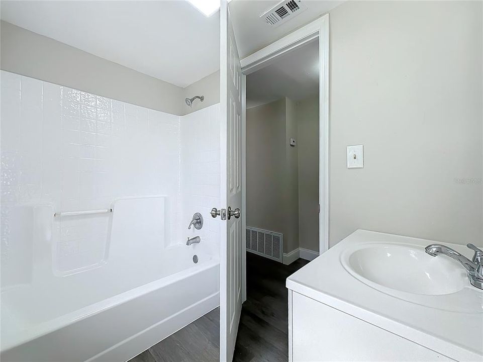 Active With Contract: $180,000 (2 beds, 1 baths, 723 Square Feet)