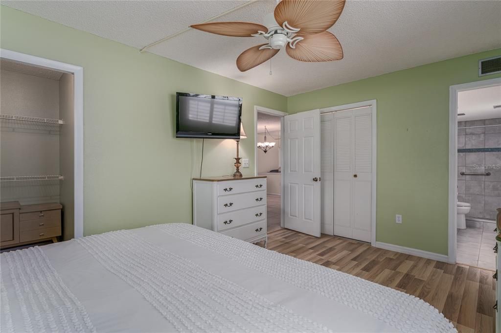 For Sale: $190,000 (2 beds, 2 baths, 910 Square Feet)