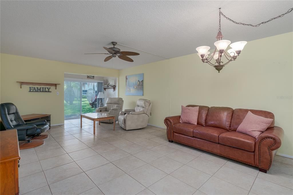 For Sale: $190,000 (2 beds, 2 baths, 910 Square Feet)