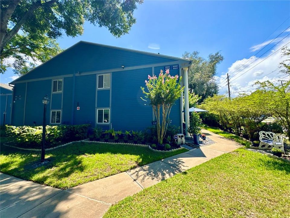 Recently Rented: $1,625 (2 beds, 2 baths, 956 Square Feet)