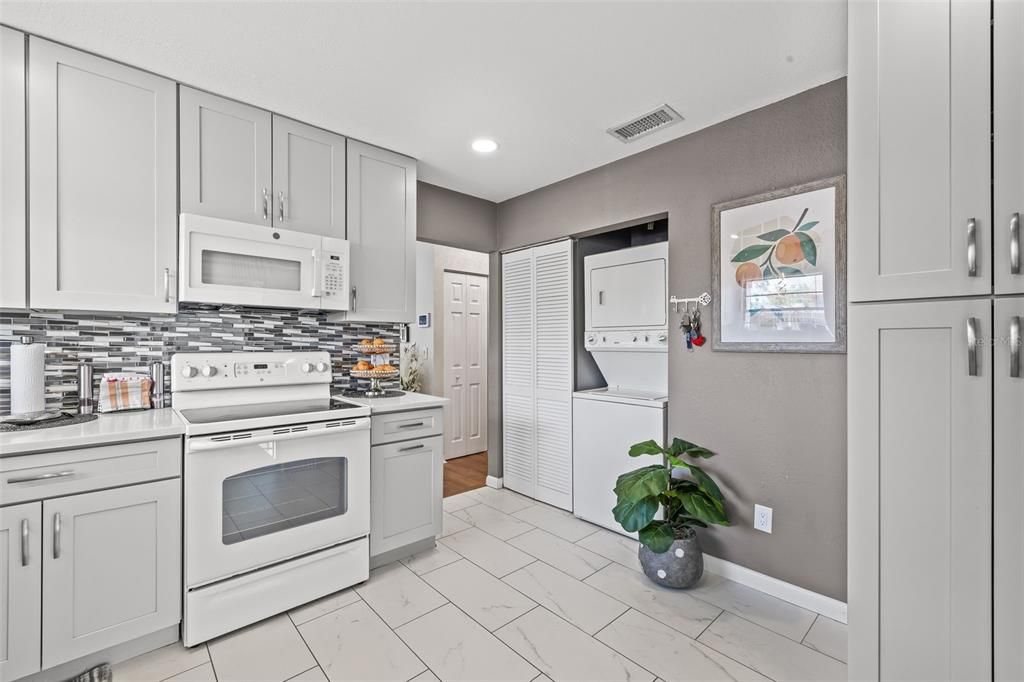 For Sale: $310,000 (2 beds, 1 baths, 891 Square Feet)