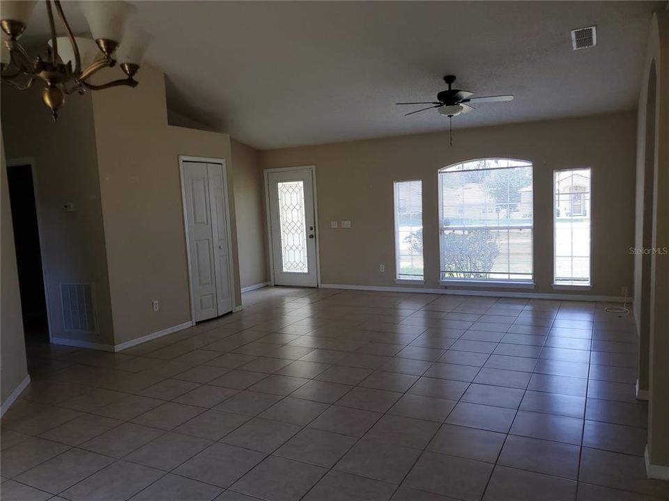 For Sale: $274,900 (3 beds, 2 baths, 1352 Square Feet)