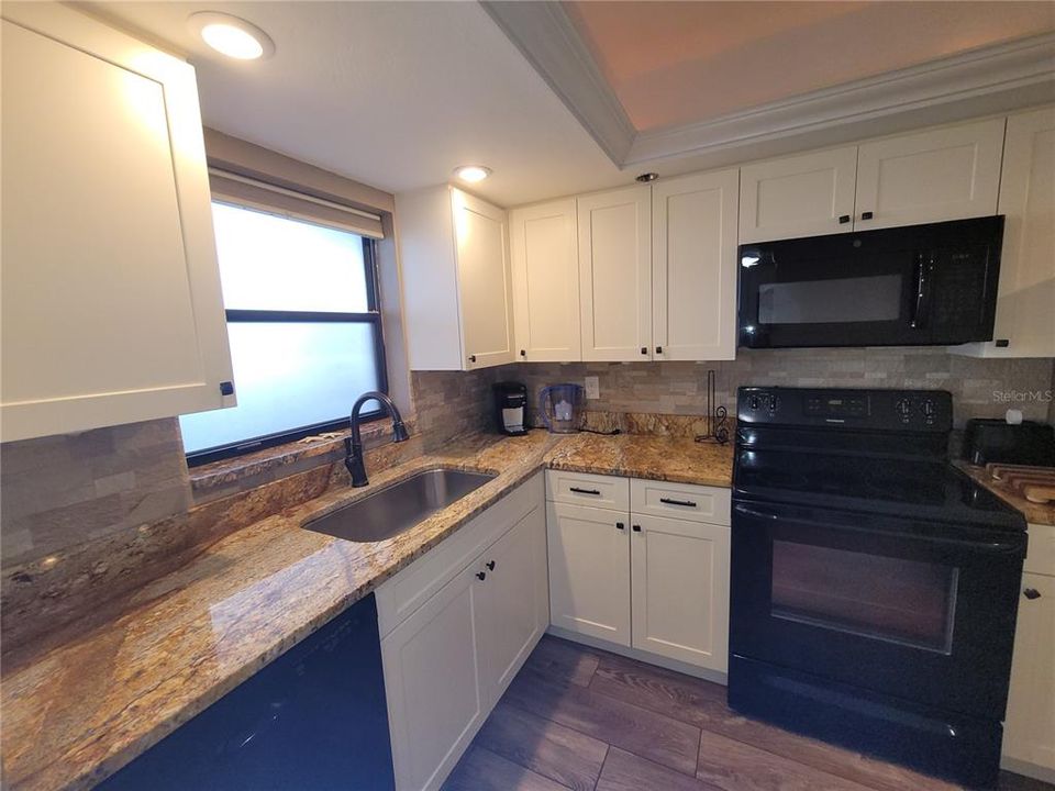 For Rent: $1,750 (2 beds, 2 baths, 894 Square Feet)