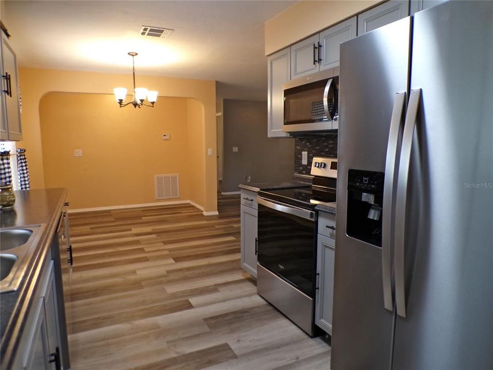 Active With Contract: $239,500 (3 beds, 2 baths, 1352 Square Feet)