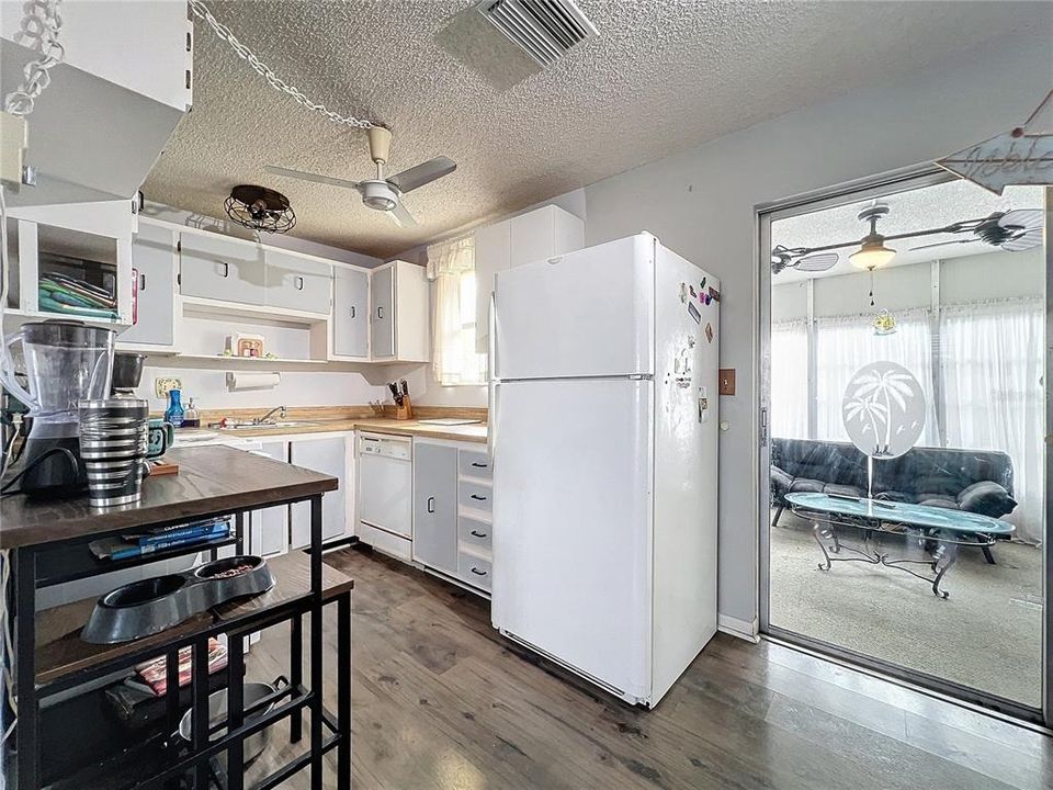 For Sale: $219,900 (3 beds, 1 baths, 946 Square Feet)