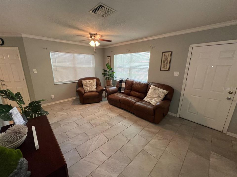For Sale: $307,500 (3 beds, 2 baths, 1130 Square Feet)