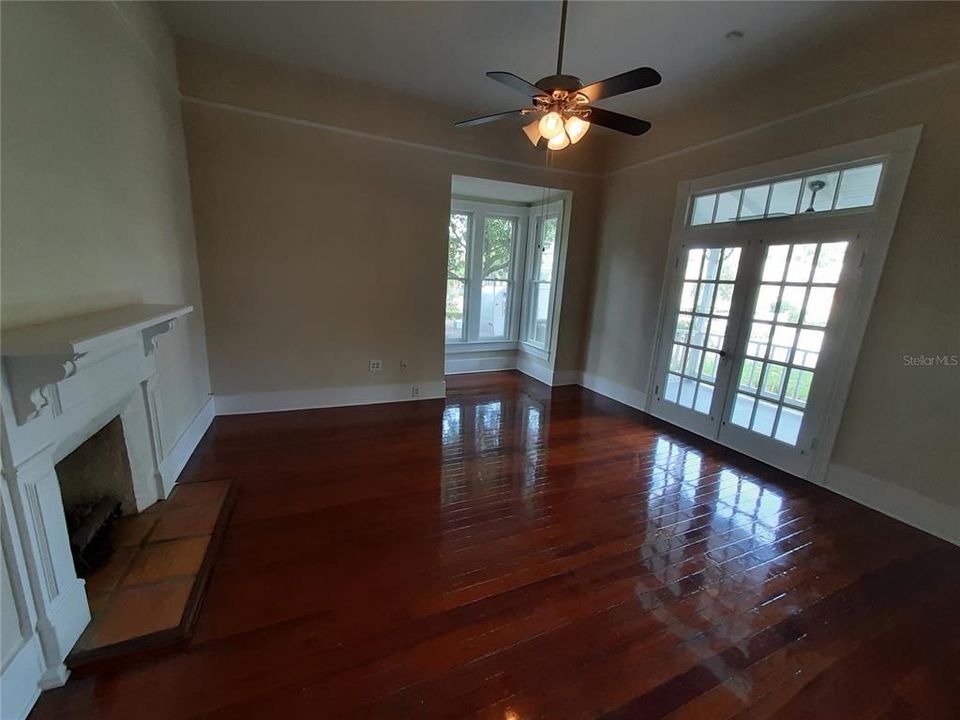 For Rent: $1,900 (2 beds, 1 baths, 1384 Square Feet)