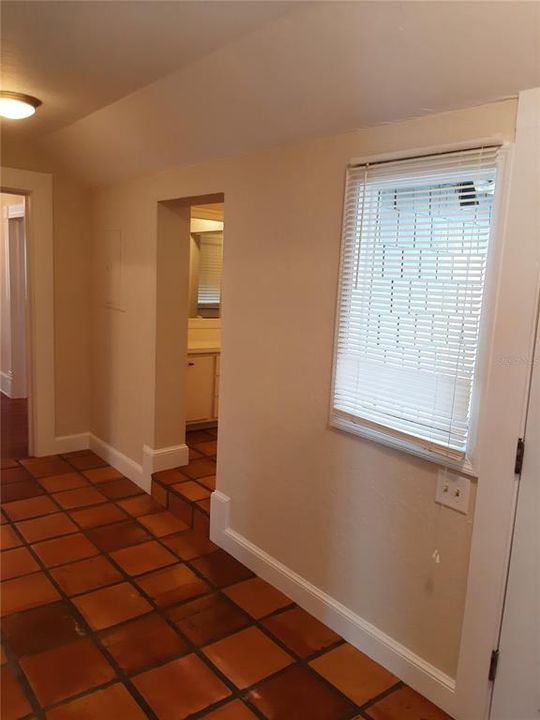 For Rent: $1,900 (2 beds, 1 baths, 1384 Square Feet)