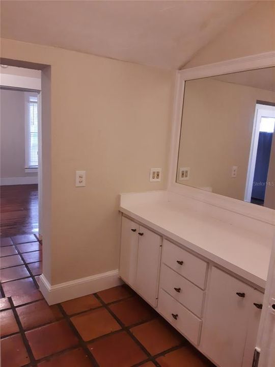 For Rent: $1,900 (2 beds, 1 baths, 1384 Square Feet)