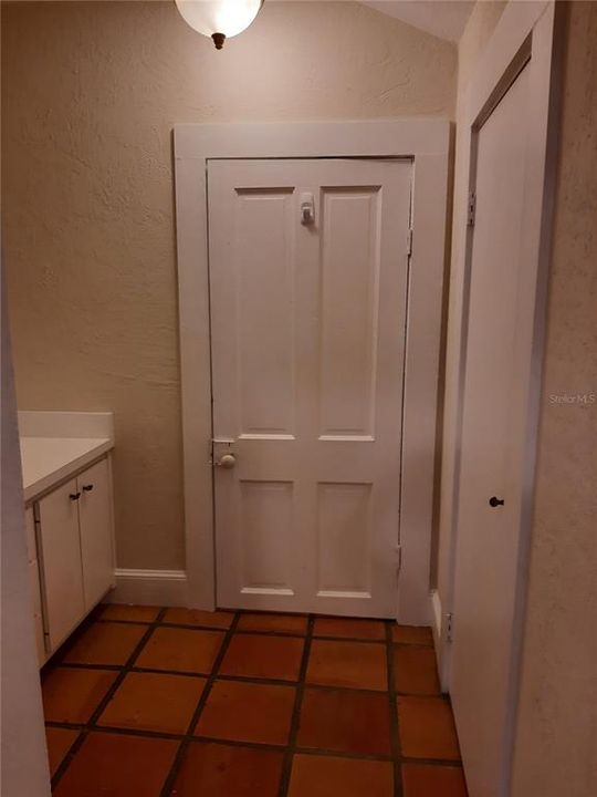 For Rent: $1,900 (2 beds, 1 baths, 1384 Square Feet)