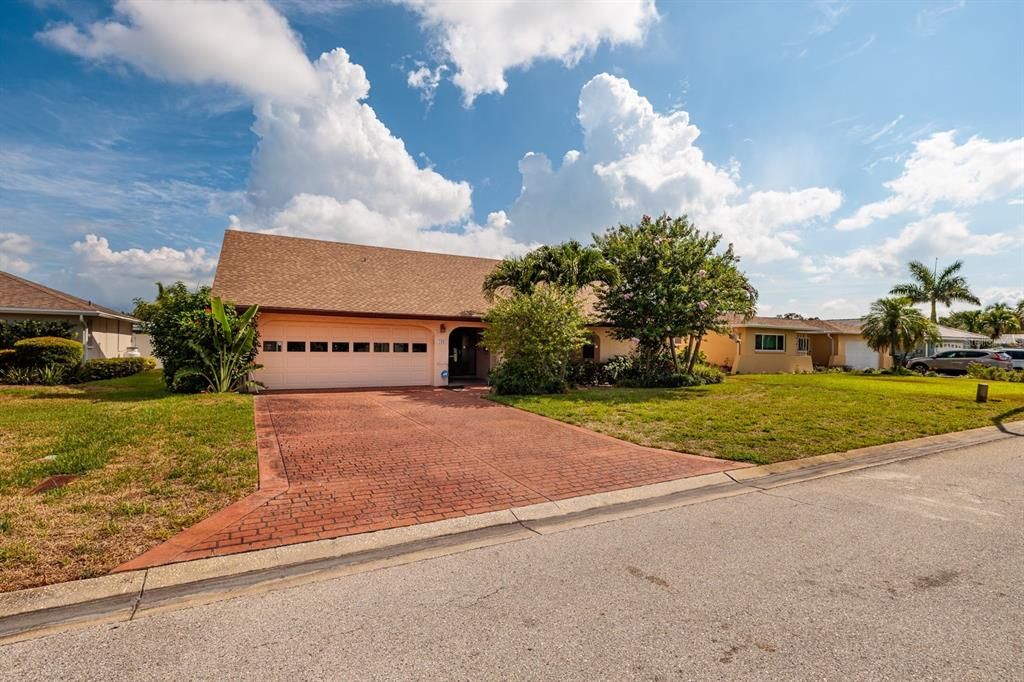 For Sale: $1,100,000 (4 beds, 2 baths, 2655 Square Feet)