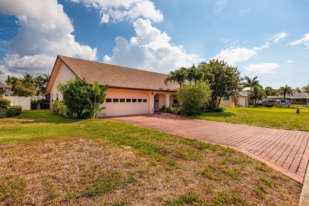 For Sale: $900,000 (4 beds, 2 baths, 2655 Square Feet)