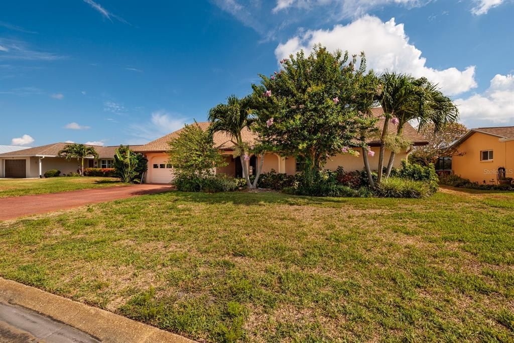 For Sale: $1,100,000 (4 beds, 2 baths, 2655 Square Feet)