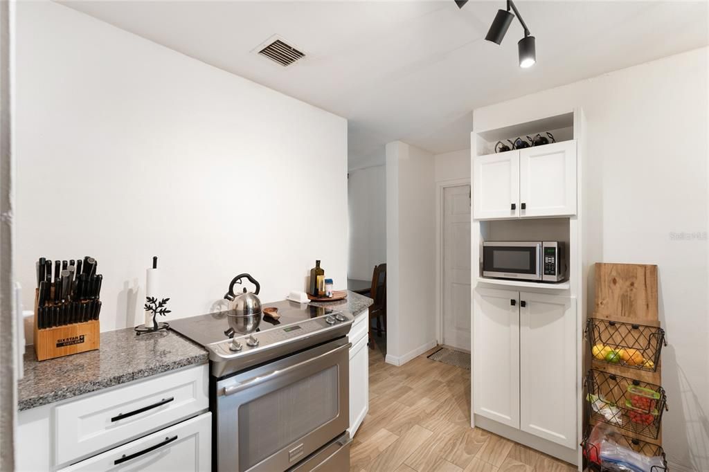 For Sale: $250,000 (2 beds, 1 baths, 828 Square Feet)