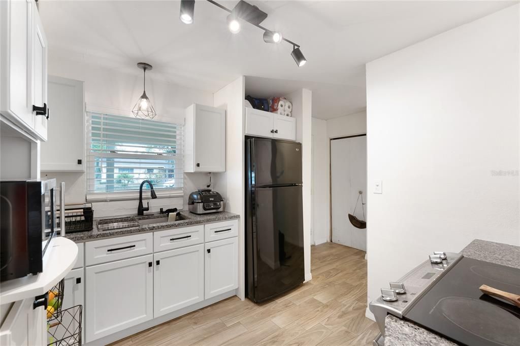 For Sale: $250,000 (2 beds, 1 baths, 828 Square Feet)