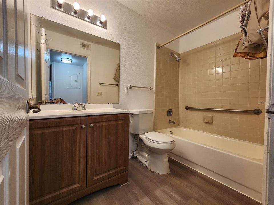 For Sale: $162,900 (1 beds, 1 baths, 627 Square Feet)