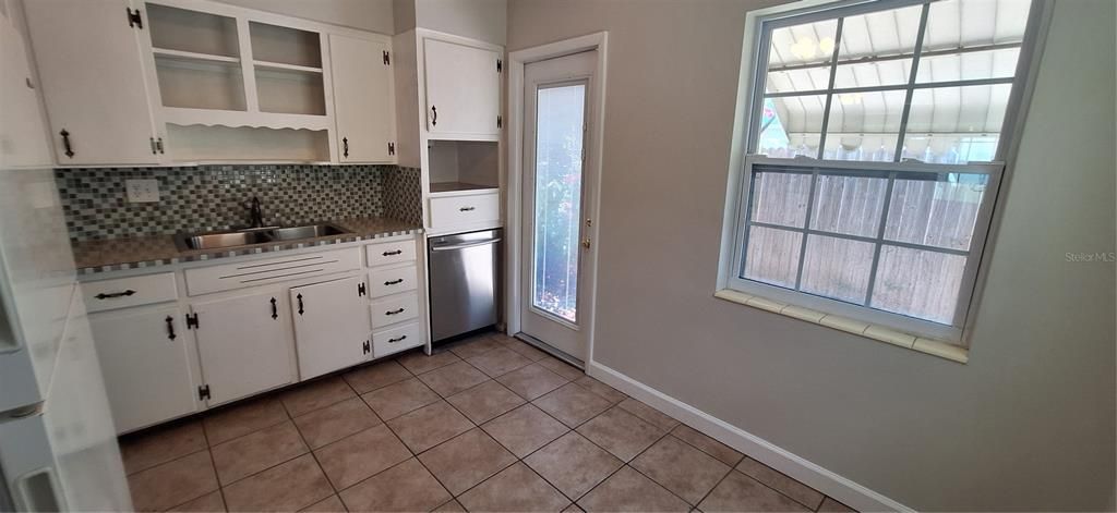 For Sale: $325,000 (2 beds, 1 baths, 880 Square Feet)