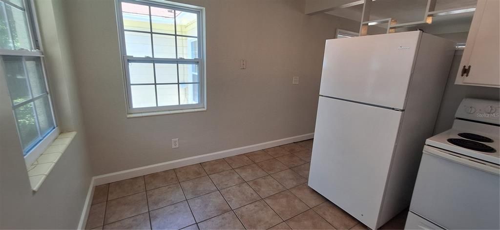 For Sale: $325,000 (2 beds, 1 baths, 880 Square Feet)