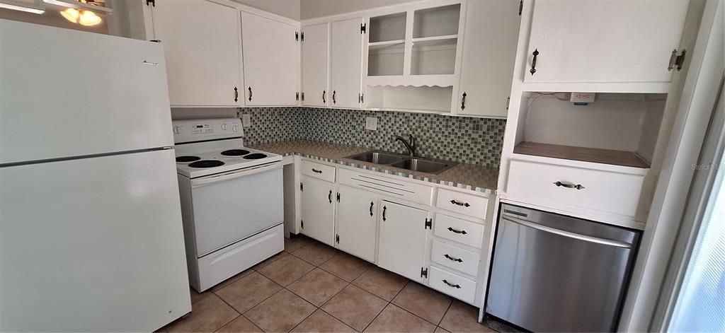 For Sale: $325,000 (2 beds, 1 baths, 880 Square Feet)