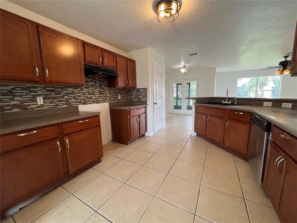 For Sale: $369,900 (6 beds, 2 baths, 2773 Square Feet)