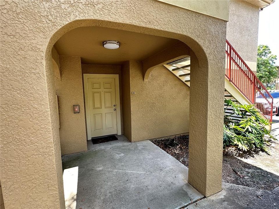 Active With Contract: $1,350 (1 beds, 1 baths, 810 Square Feet)
