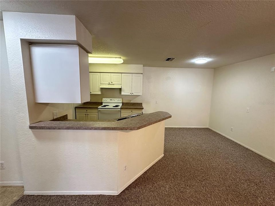 Active With Contract: $1,350 (1 beds, 1 baths, 810 Square Feet)