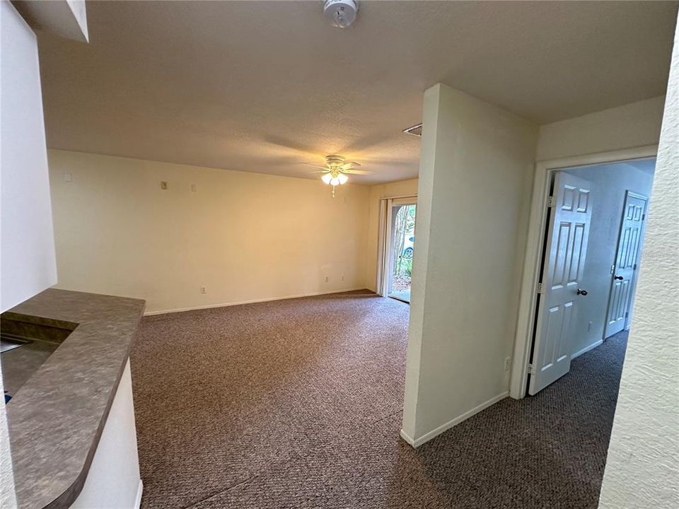 Active With Contract: $1,350 (1 beds, 1 baths, 810 Square Feet)