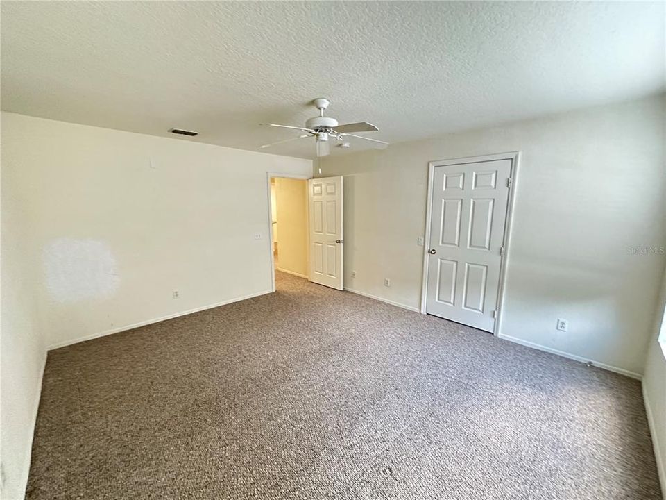 Active With Contract: $1,350 (1 beds, 1 baths, 810 Square Feet)