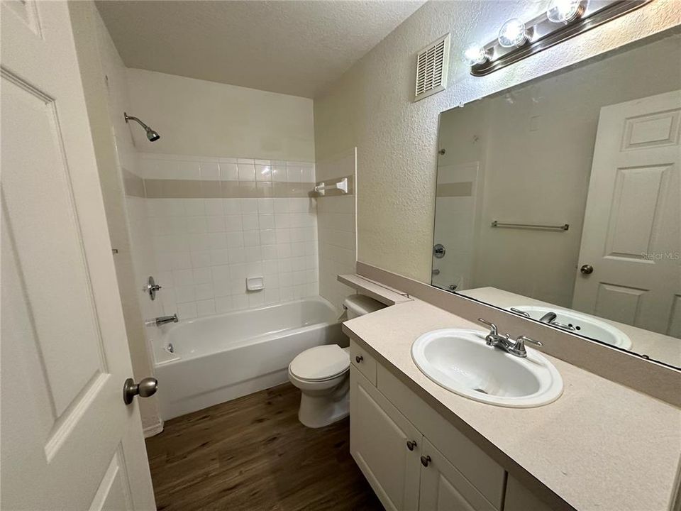 Active With Contract: $1,350 (1 beds, 1 baths, 810 Square Feet)