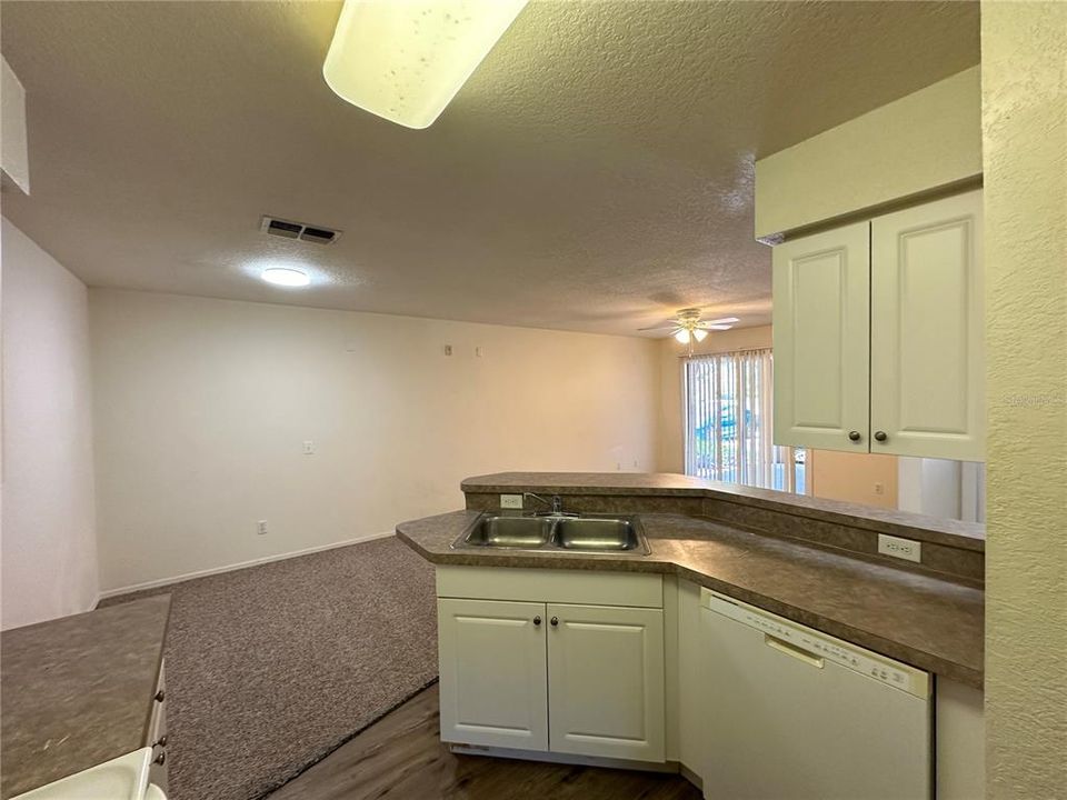 Active With Contract: $1,350 (1 beds, 1 baths, 810 Square Feet)