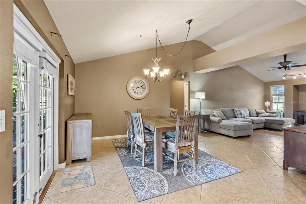 For Sale: $335,000 (3 beds, 2 baths, 1424 Square Feet)