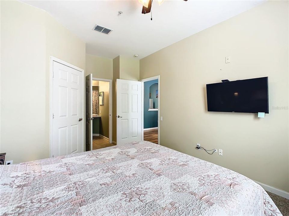 For Sale: $275,000 (2 beds, 2 baths, 1022 Square Feet)