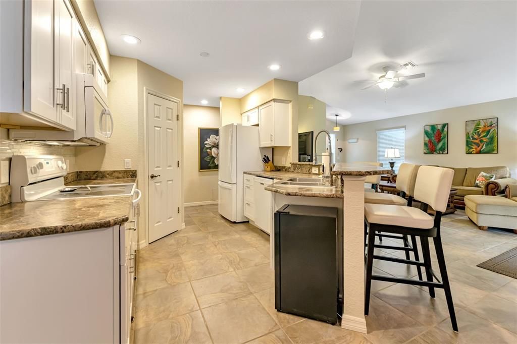 For Sale: $294,900 (2 beds, 2 baths, 1327 Square Feet)