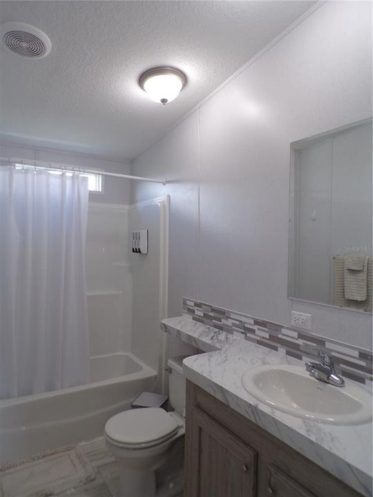 合同活跃: $2,100 (3 贝兹, 2 浴室, 1296 平方英尺)
