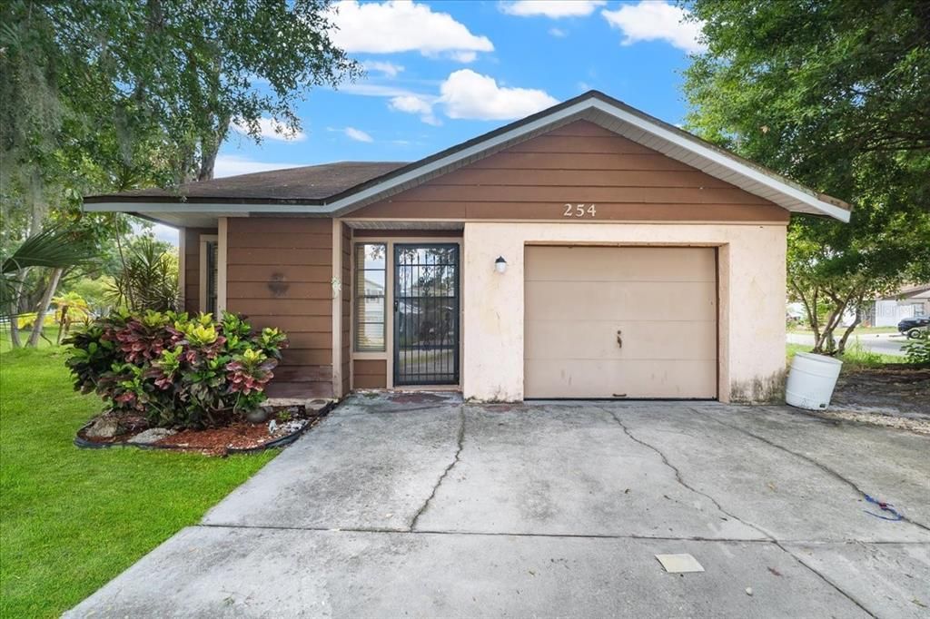 Active With Contract: $199,990 (3 beds, 2 baths, 1623 Square Feet)